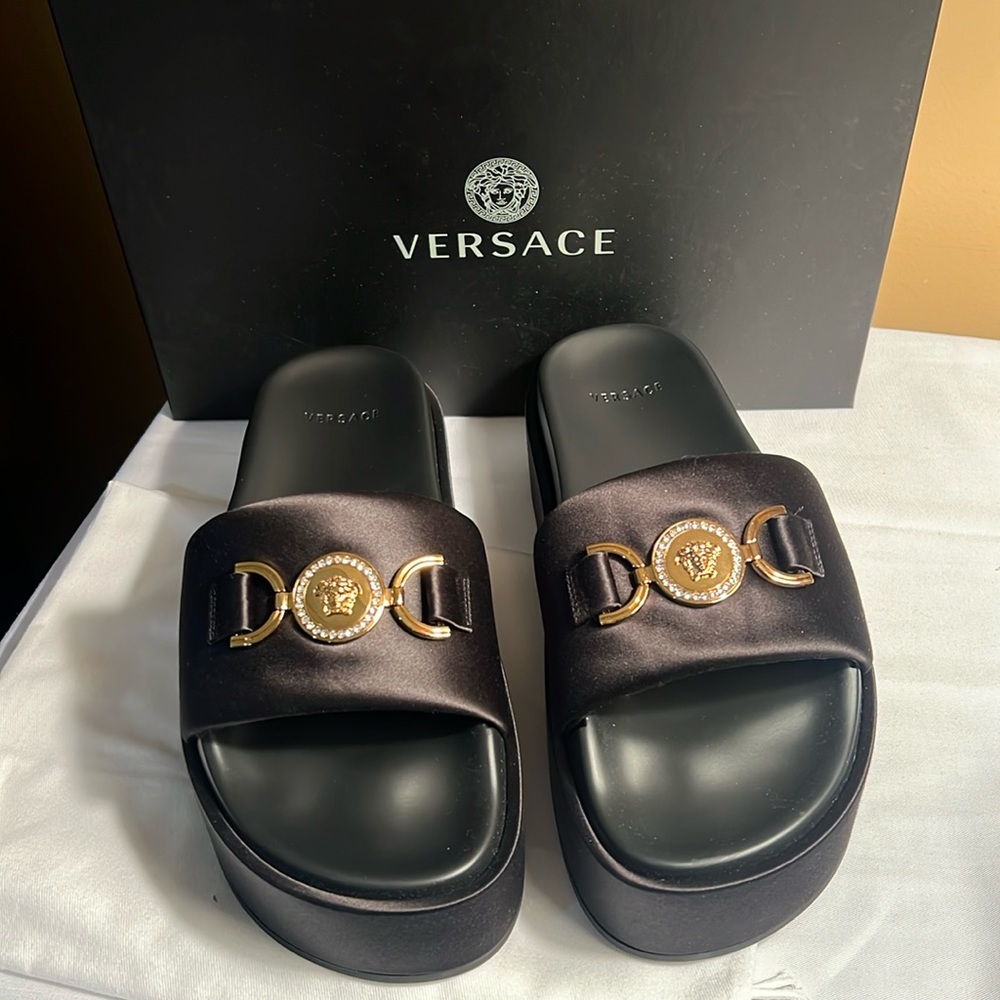 🔥💯 NWT Authentic Versace Medusa Platform Sandals